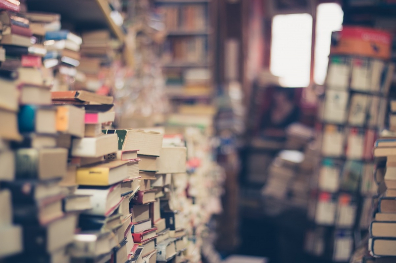 ecommerce-CAVALAIRE SUR MER-min_books_stack_book_store_stack_of_books_2nd_hand_retro_hipster_shop-829090